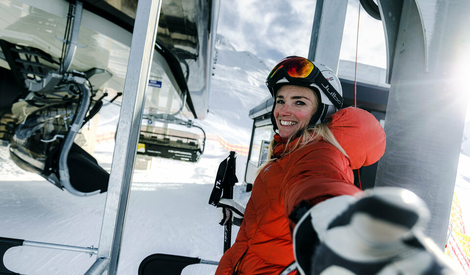 Skifahrer stehen beim Lift im Skizentrum St. Jakob i. D. an.