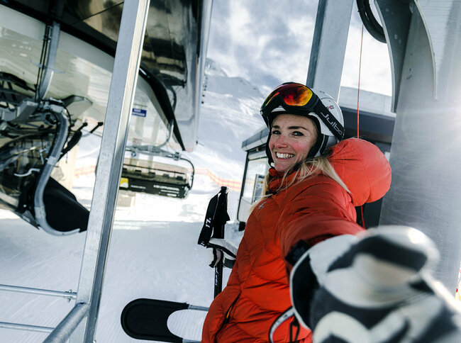 Skifahrer stehen beim Lift im Skizentrum St. Jakob i. D. an.
