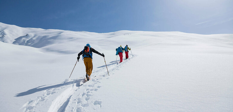 Skitouren Herzassvillgraten Kalkstein Skitourengeher:innen auf der Herz-Ass Skitour in Villgraten