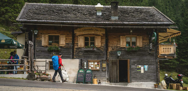 Wanderer bei der Einkehr in der Jausenstation Unterstalleralm