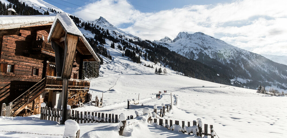 Winterwandern, Langlaufen und Eisklettern - der Dreh- und Angelpunkt für abwechslungsreiche Winteraktivitäten bietet der Winterpark Matreier Tauernhaus in Matrei i. O.  