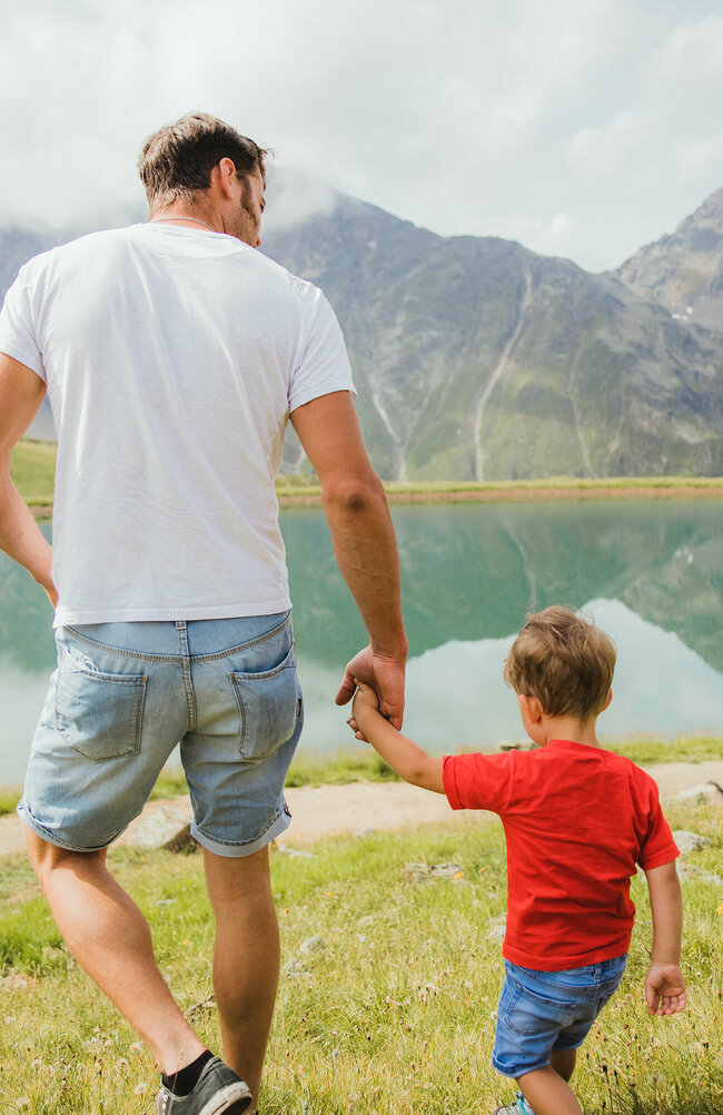 Papa wandert mit seinem Kind an der Ochsenlacke.