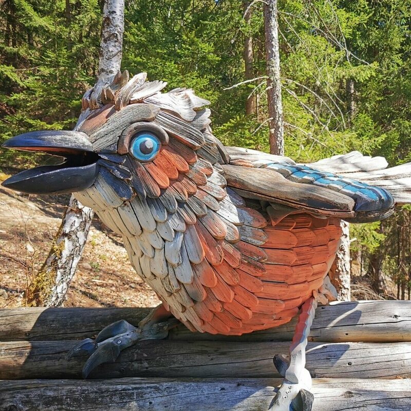 Vogelerlebnisweg Eine große, bunte Holzfigur eines Vogels auf dem Vogelerlebnisweg.