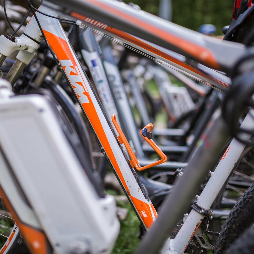 Der Rahmen eines E-Bikes in Nahaufnahme.