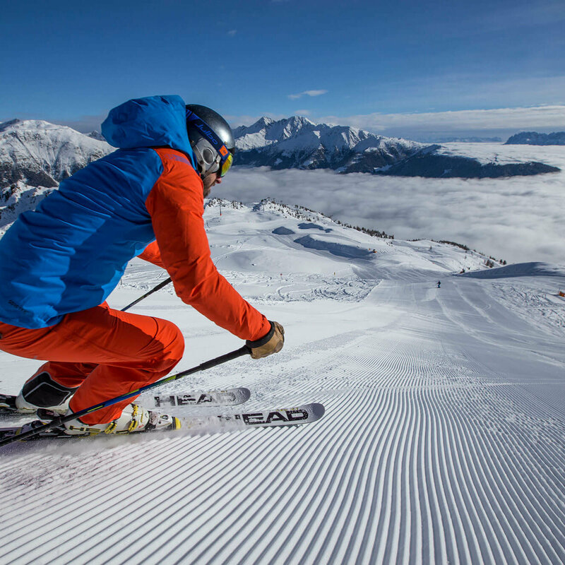 Skifahrer zieht seine Spuren im Skizentrum Sillian Hochpustertal