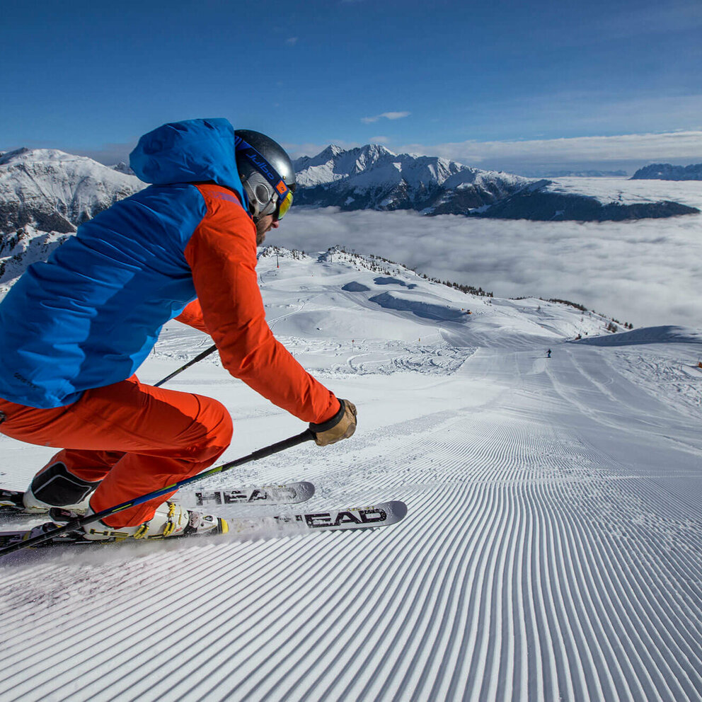 Skizentrum Sillian Hochpustertal Skifahrer zieht seine Spuren im Skizentrum Sillian Hochpustertal
