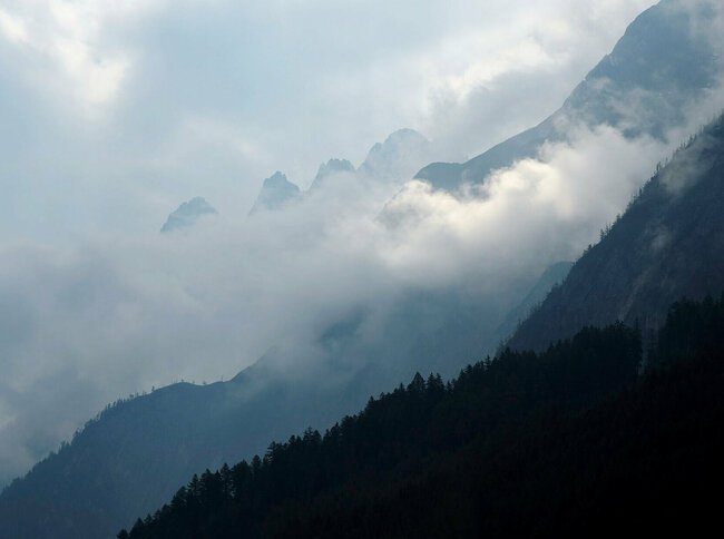 Mystische Bergsilhouette mit Nebeschwaden.