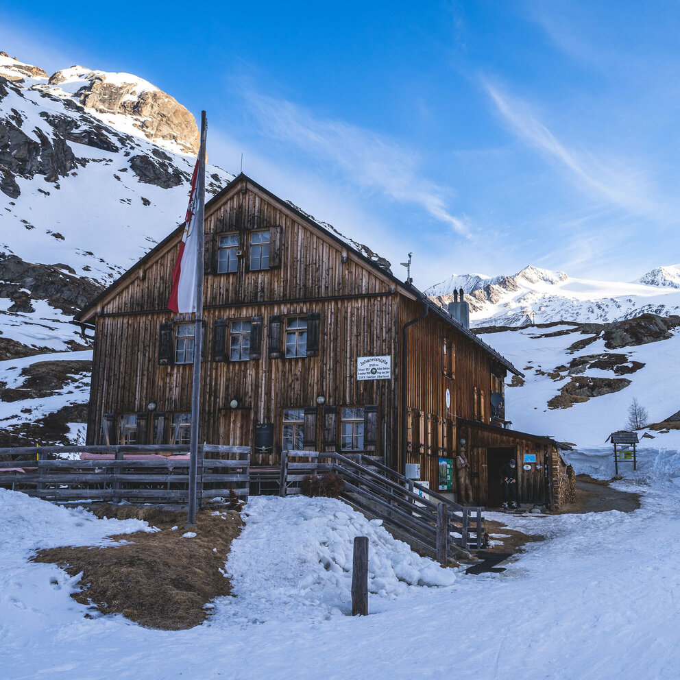 Blick auf den Startpunkt der Skitour Hoch Tirol Etappe 3, die Johannishütte