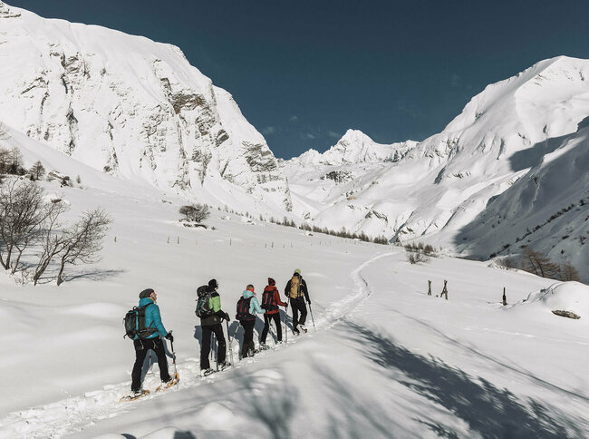 Eine Gruppe Schneeschuhwanderer:innen im Ködnitztal im Nationalpark Hohe Tauern