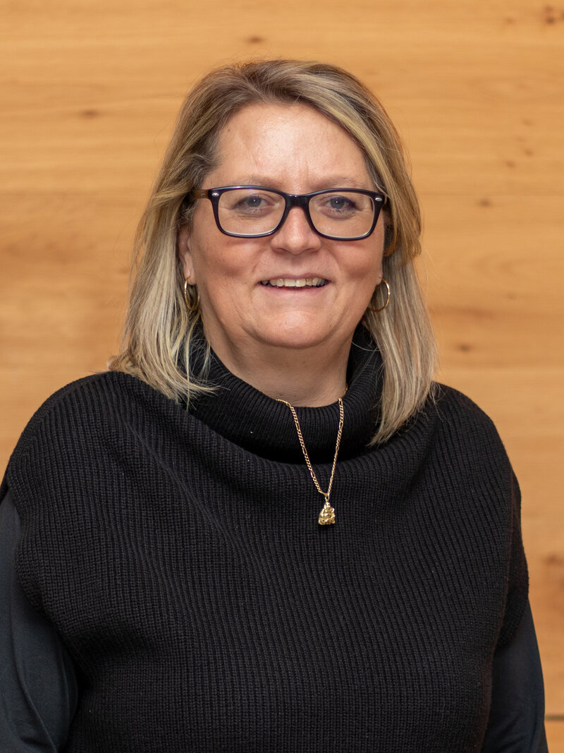 Claudia Isep in schwarzem Strickpullover.