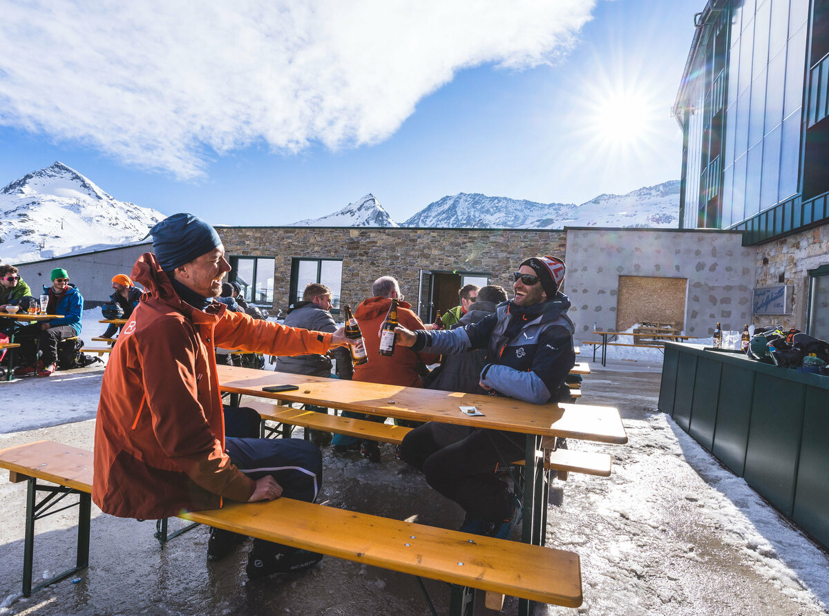 Eine Gruppe bei der Rast auf der Terrasse der Rudolfshütte 