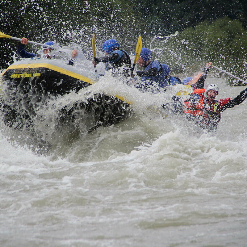 Eine Gruppe Personen sitzt in einem Schlauchboot auf einem reißenden Fluss in Osttirol.