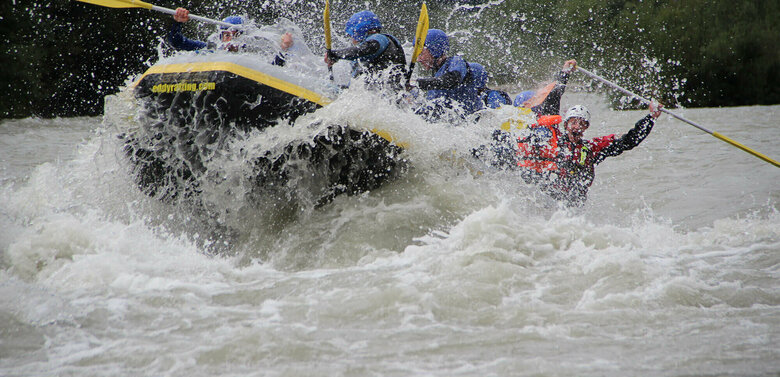 Raften in Osttirol Eine Gruppe Personen sitzt in einem Schlauchboot auf einem reißenden Fluss in Osttirol.