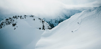 Winterliches Bergpanorama mit leichten Nebelschwaden über die Gipfel ziehend