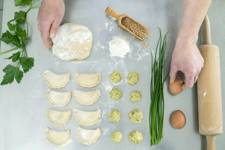 Alle Zutaten, Arbeitsmittel und Arbeitsschritte, die es für die Zubereitung von Schlipfkrapfen benötigt.