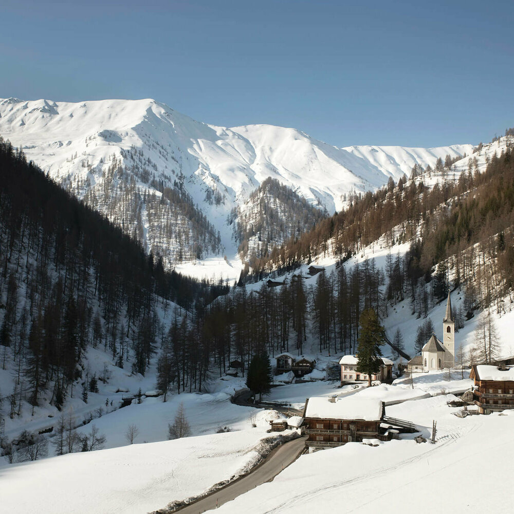 Blick auf Kalkstein in Innervillgraten an einem traumhaften Wintertag mit viel Schnee.