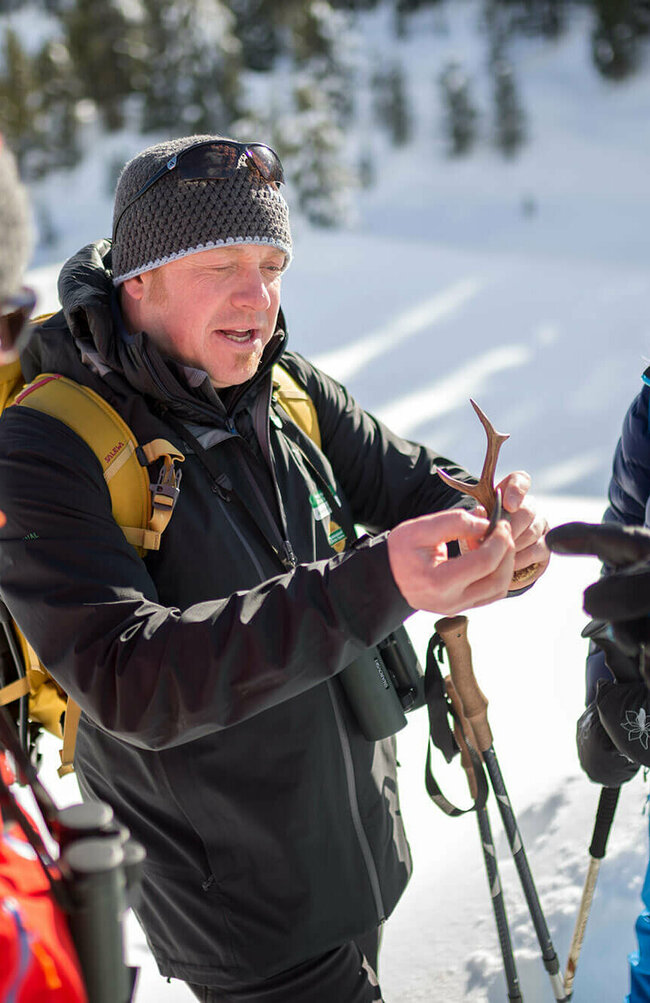 eine Gruppe Schneeschuhwanderer:innen macht Pause im Defereggental