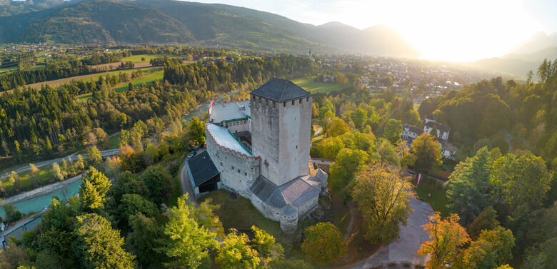 Luftaufnahme von Schloss Bruck im goldenen Herbst.