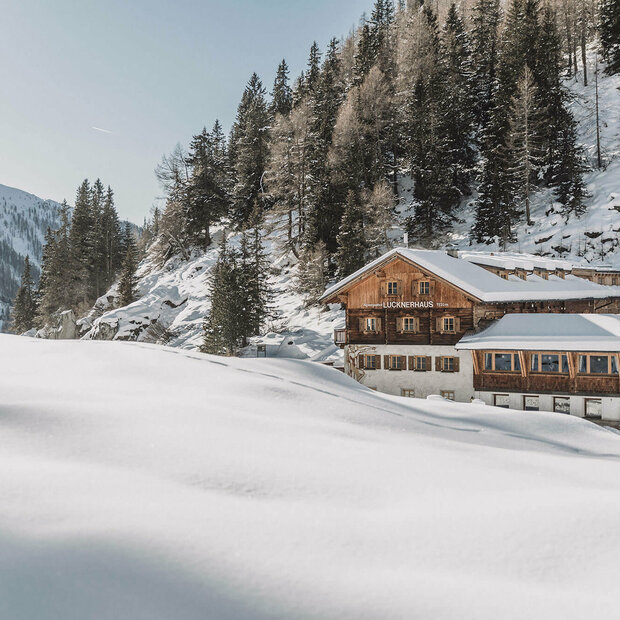 Blick auf Lucknerhaus im Ködnitztal - frischer Schnee