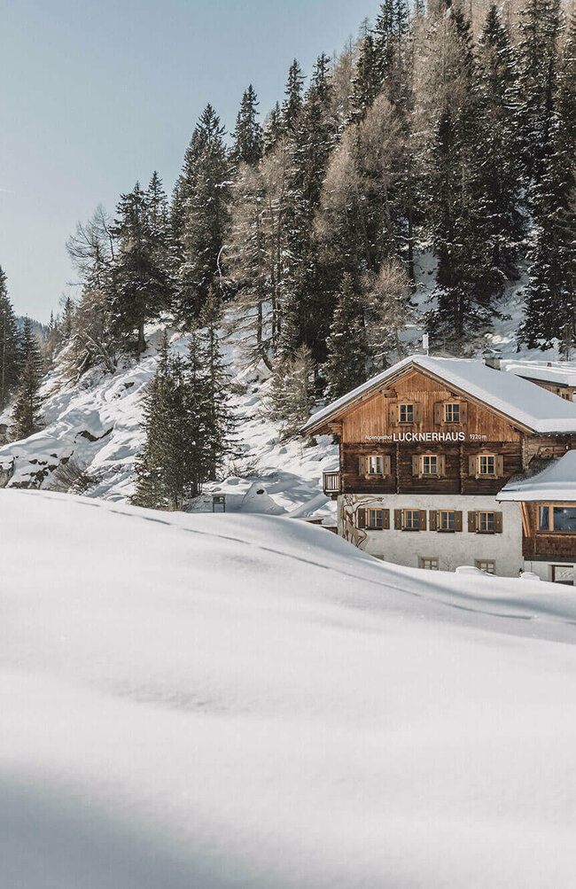 Blick auf Lucknerhaus im Ködnitztal - frischer Schnee
