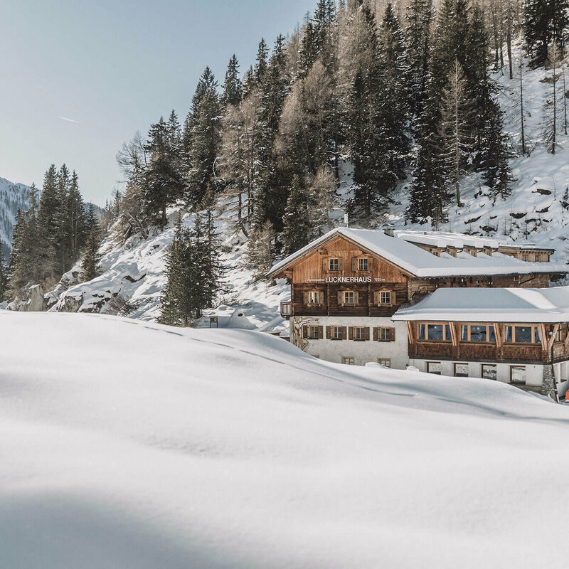 Blick auf Lucknerhaus im Ködnitztal - frischer Schnee