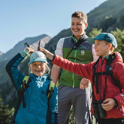 Rangertour mit Kindern Zwei Kinder und ein Ranger bei einer Tour im Nationalpark.