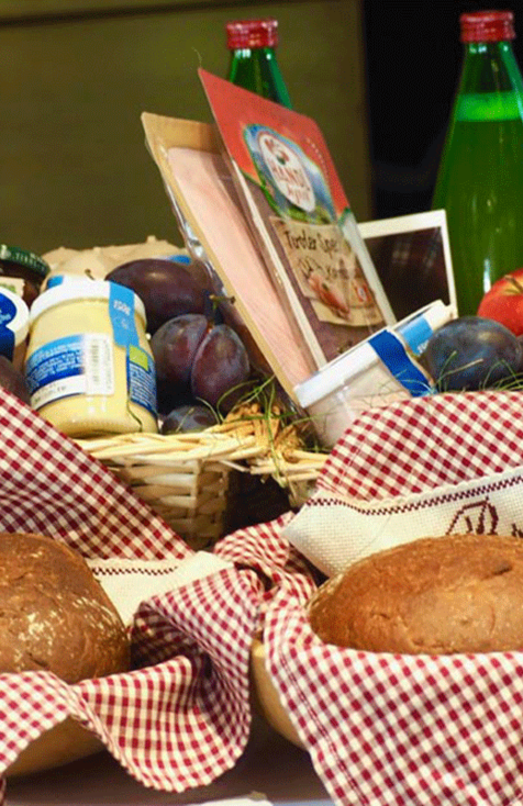 Mit verschiedenen Lebensmitteln gefüllte Frühstückstaschen.