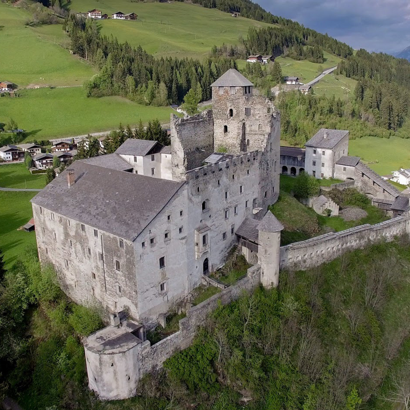 Burg Heinfels Luftaufnahme der Burg Heinfels im Sommer.