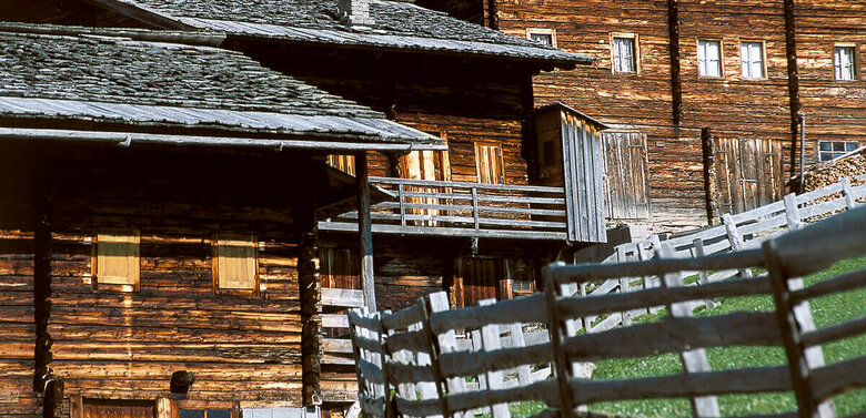 Aussenansicht des Hüttendorfes "Oberstaller Alme" im Sommer