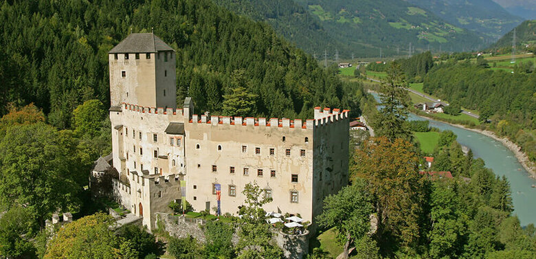 Schloss Bruck Sommerliche Ansicht des Schlosses Bruck mit dem Iselfluss im Hintergrund