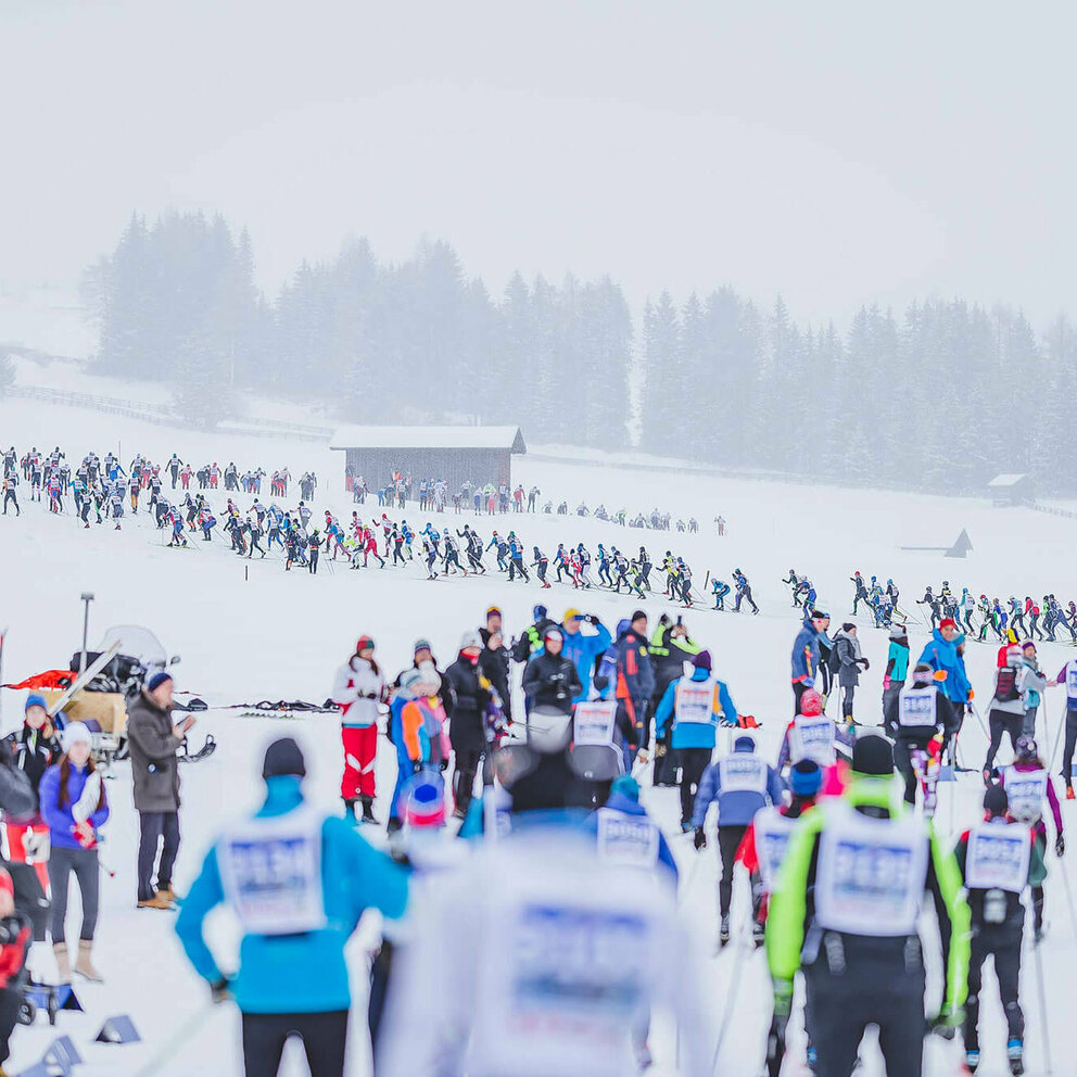 Zahlreiche Teilnehmer auf der Loipe beim Dolomitenlauf Classic Race