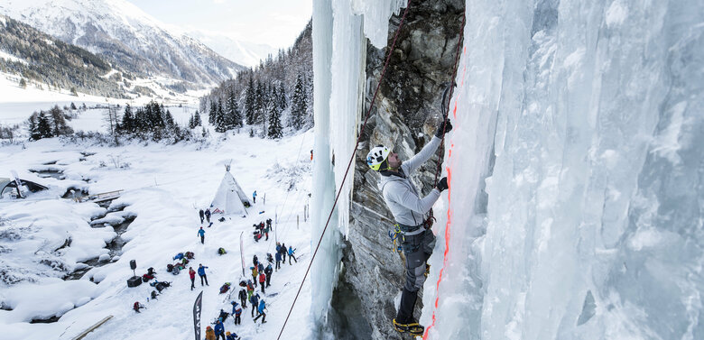 Eispark Osttirol mit einer senkrechten vereisten Wand in winterlicher Landschaft