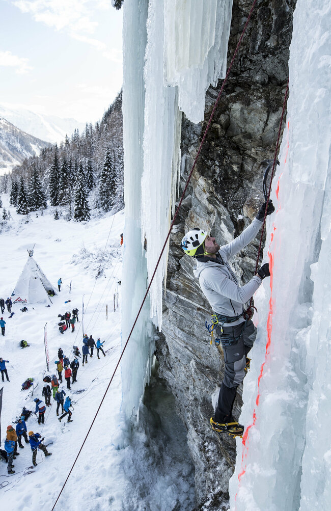 Eispark Osttirol mit einer senkrechten vereisten Wand in winterlicher Landschaft