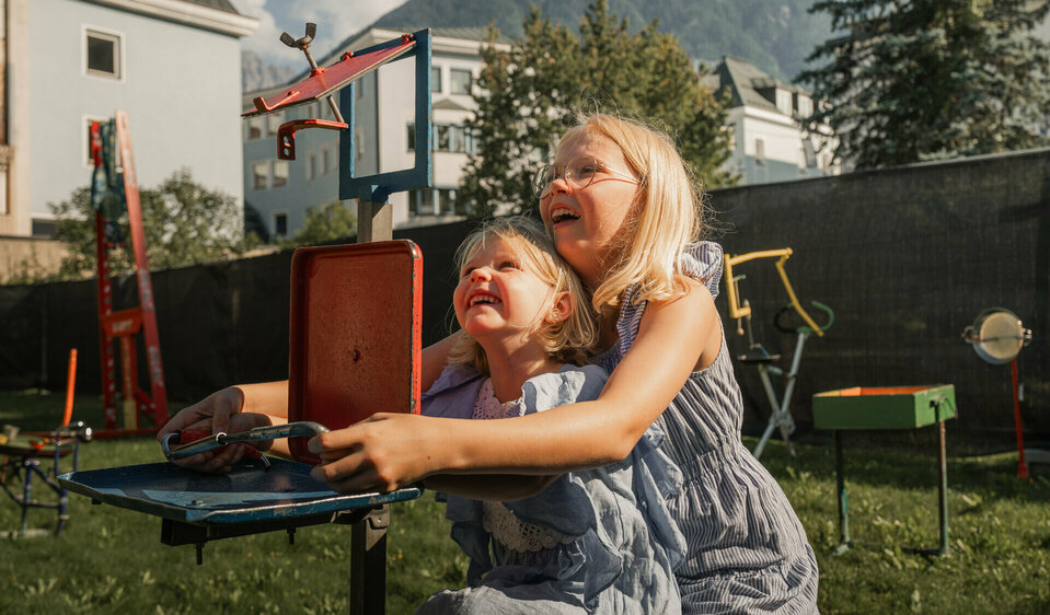 Kinder spielen am Sommerfest Lienz