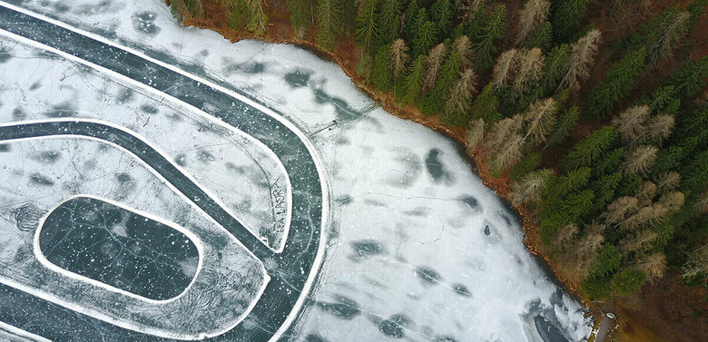 Eislaufplatz Tristachersee aus der Vogelperspektive mit präparierten Spuren.