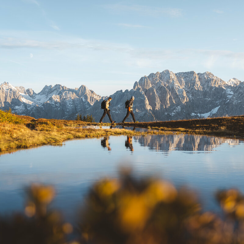 Bergsee am Hochstein Zwei Personen spazieren am Bergsee am Hochstein bei traumhaftem Wetter mit Bergkulisse.