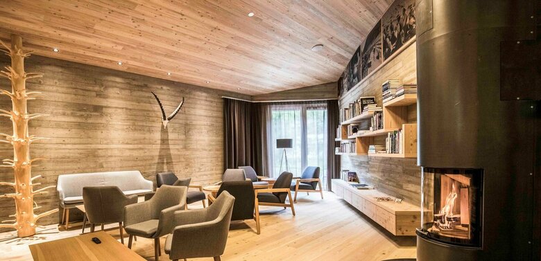 Gemütlicher Aufenthaltsraum mit Kamin und Sitzgelegenheiten im Spöttlinghof.