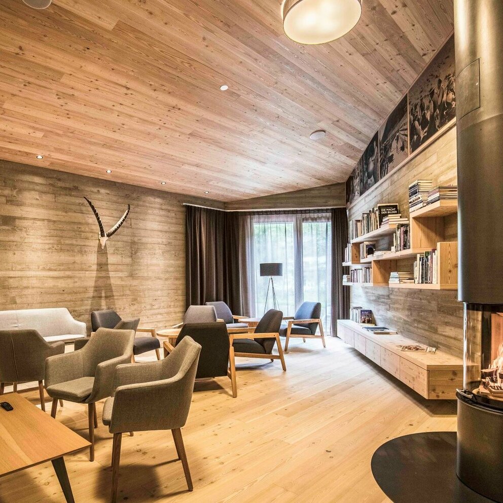 Gemütlicher Aufenthaltsraum mit Kamin und Sitzgelegenheiten im Spöttlinghof.