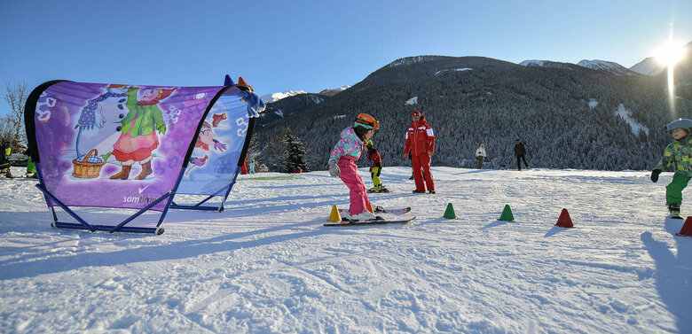 Kinder beim Fellach Lift in Virgen - die Sonnen verschwindet langsam hinter den Bergen