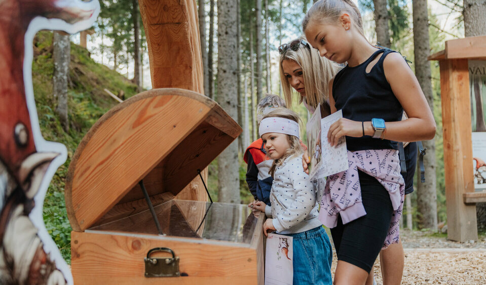 Kinders schauen in eine Schatzkiste