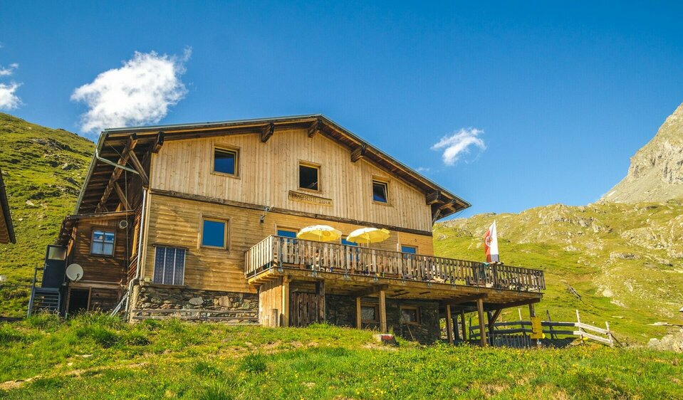 Die neu renovierte Eisseehütte erstahlt in der Frühlingssonne der Hohen Tauern