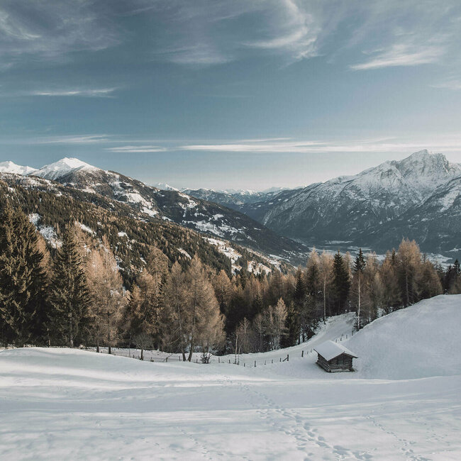 Aussicht Lienzer Talboden Spuren im Schnee an einem Berg mit Aussicht auf den verschneiten Lienzer Talboden.