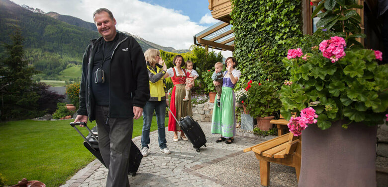 Osttiroler Gastgeber bei einer herzlichen Verabschiedung ihrer Gäste. 