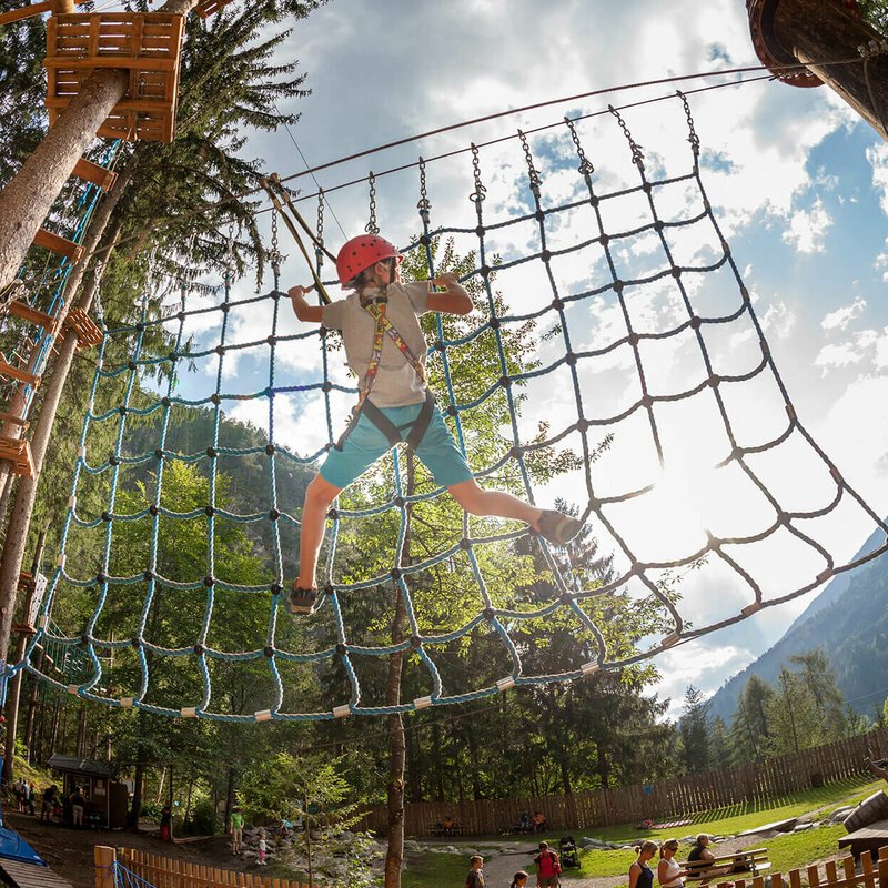 Kinder im Hochseilgarten der Galitzenklamm.