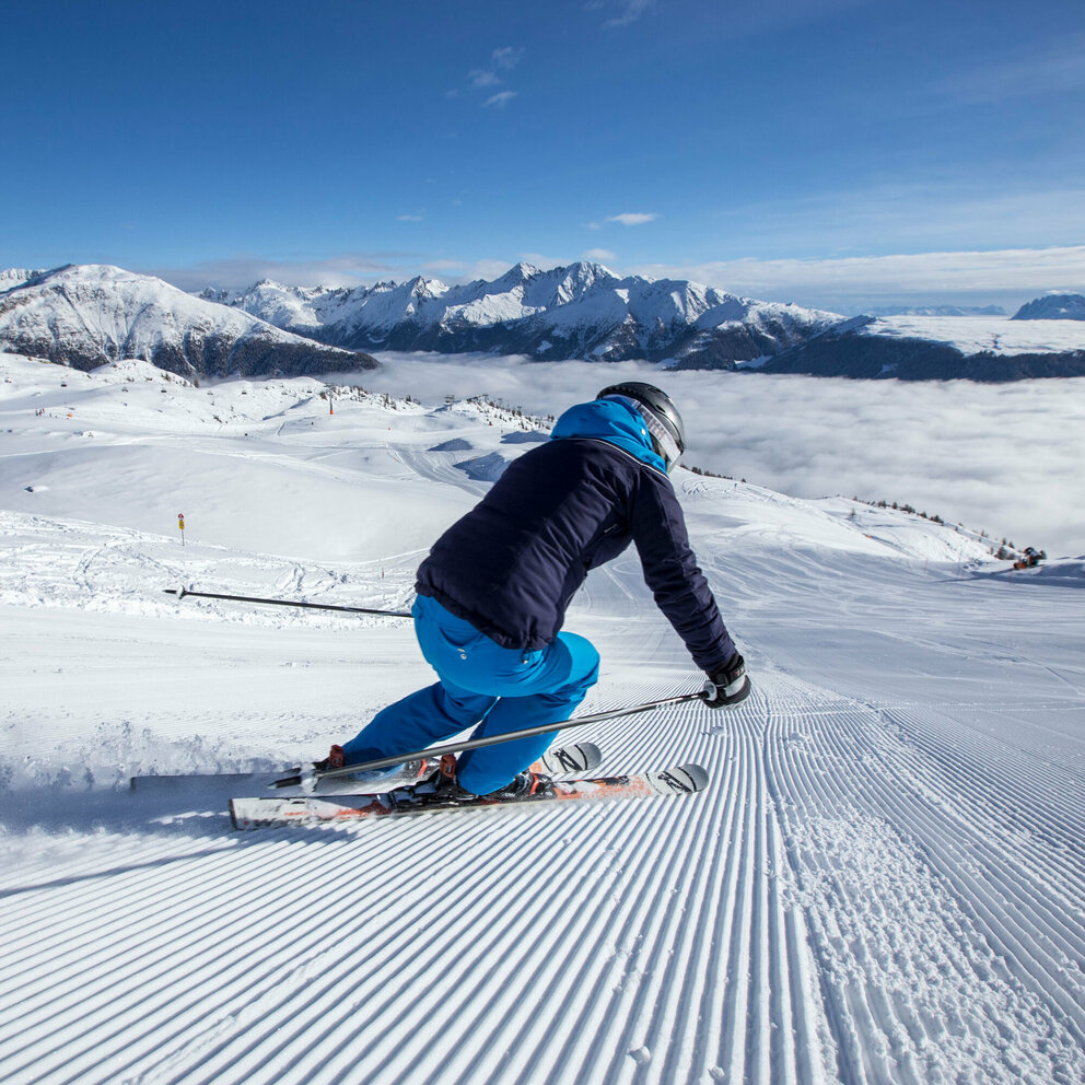Skifahrer bei seinen Schwüngen im Skizentrum Sillian Hochpustertal