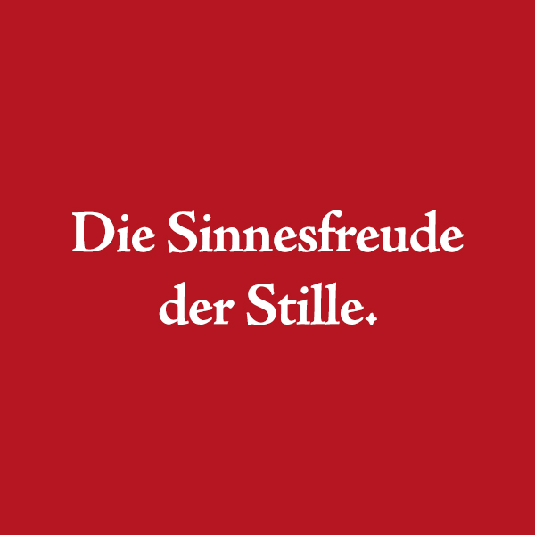 Roter Hintergrund mit dem weißen Schriftzug "Die Sinnesfreude der Stille"