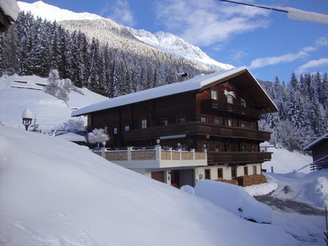 Haus-Alpenfrieden-in-den-Wintermonaten.jpg